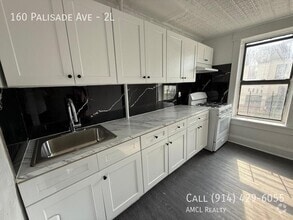 Building Photo - 160 Palisade Ave