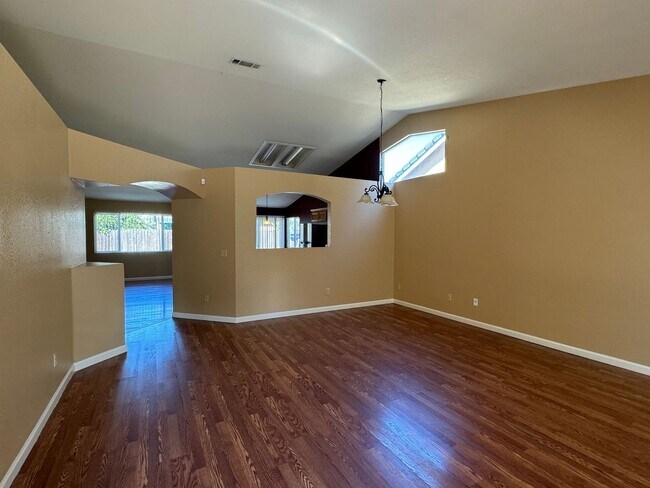 Foto del edificio - Three Bed, Two Bath Home Close to Hwy 99
