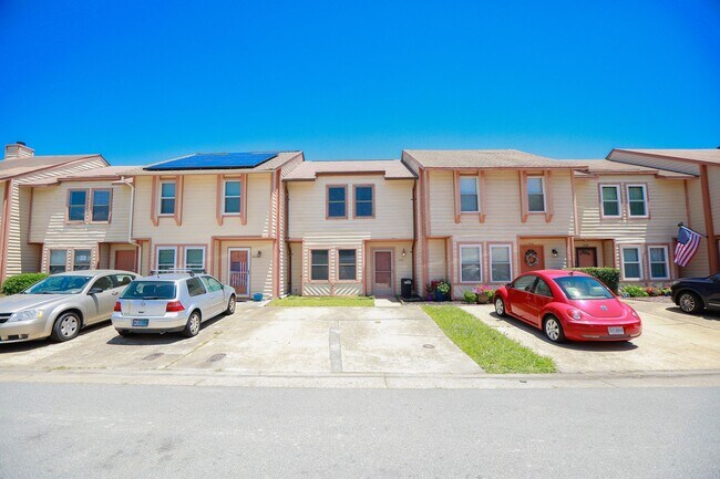 Building Photo - Gorgeous Townhouse for rent in Virginia Be...