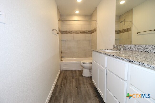 Foto del edificio - 118 Wind Ridge Dr