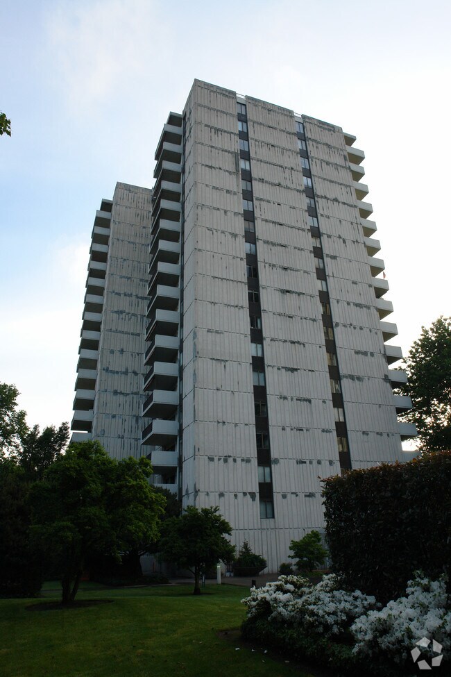 Building Photo - Grant Tower