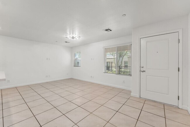 Foto del edificio - Modern Gated Townhome with Flexible Living Spaces & Stylish Finishes!