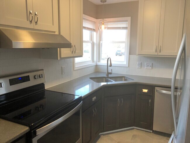 Amazing kitchen with quartz countertops - 2901 S 60th St