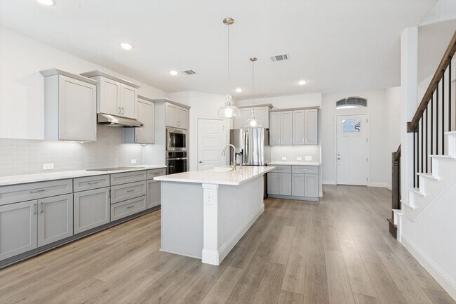 Foto del edificio - New 5 Bed, 3 Bath Modern Two-Story Home in Justin Crossing – Move-In Ready and Available Now!