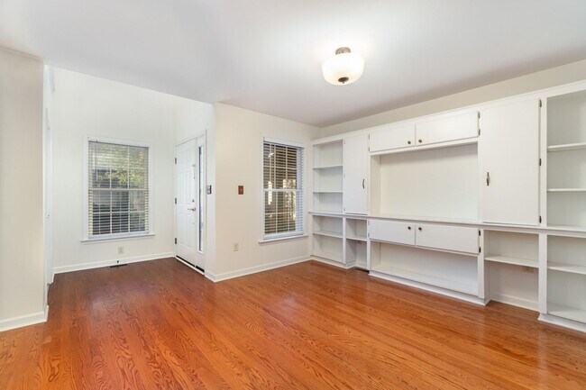 Foto del edificio - 5035 Mendenhall Dr.