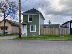 Building Photo - 538 SE Floed Ave