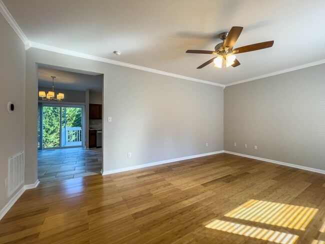 Foto del edificio - Spacious Three-Bedroom Townhouse in West A...