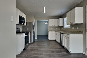 Building Photo - 2211 Pincher Creek Dr