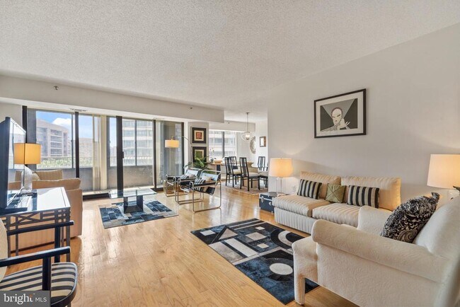 Foto del edificio - 1300 Crystal Dr