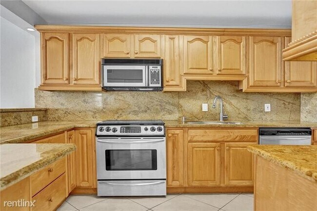 Building Photo - 1 br, 2 bath Condo - 3233 NE 32nd Ave Apt 901