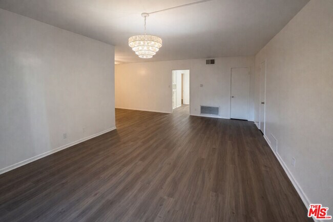 Building Photo - 447 S Palm Dr