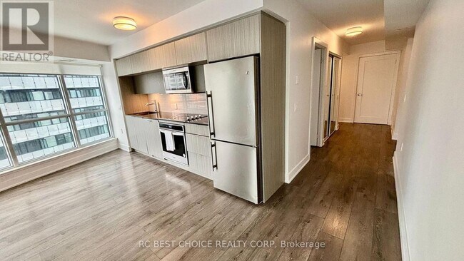 Photo du bâtiment - 585-2585 Bloor St E