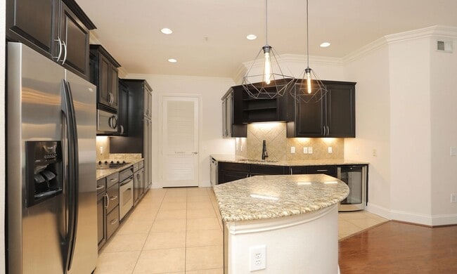 Foto del edificio - Top-Floor 1-Bedroom Condo in the Heart of Upper Kirby!