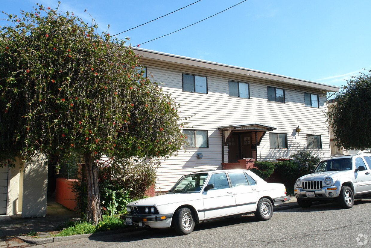 Building Photo - 737 Adams St