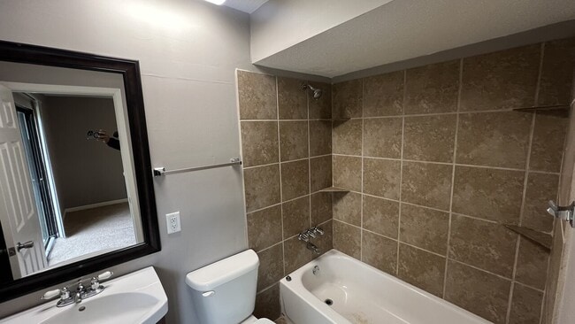 Building Photo - 33 Pinewood Dr