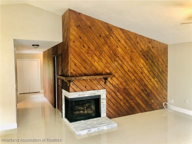 Building Photo - 4615 Lake Haven Blvd