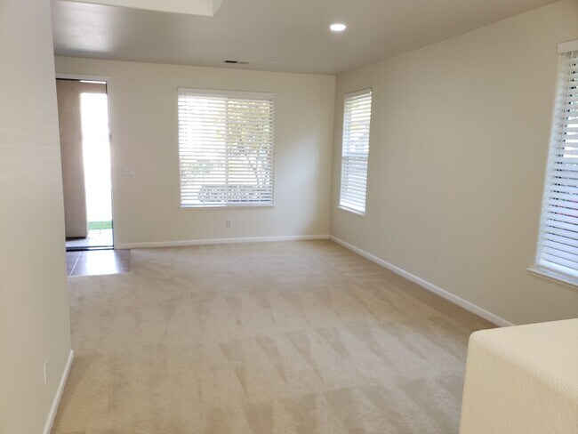 Building Photo - WillowGlen: Beautiful 3 Bedroom 3 Bathroom...