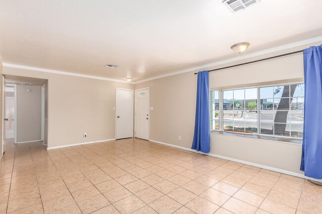 Foto del edificio - Single Story 3 Bedroom, 2 Bath in Phoenix