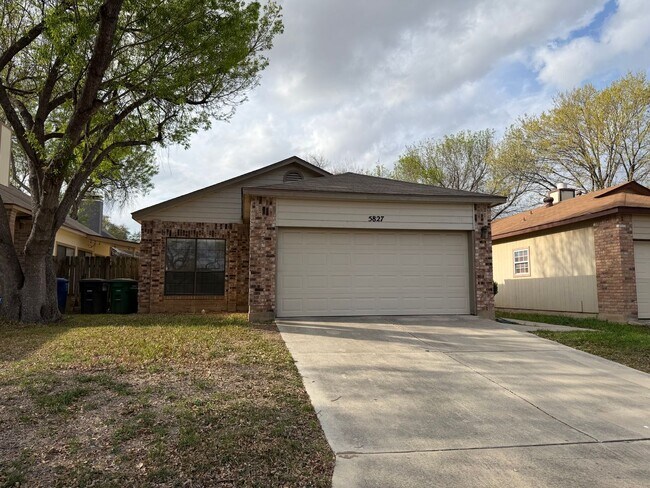 Foto del edificio - NICE 3 BR IN NEISD W/ WOOD VINYL COMPOSITION FLOORING*HIGH CEILINGS*FIREPLACE IN LIVING ROOM MAKE...