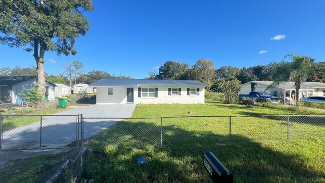 Building Photo - Fully Remodeled Modern 4 Bedroom, 2 Bathro...
