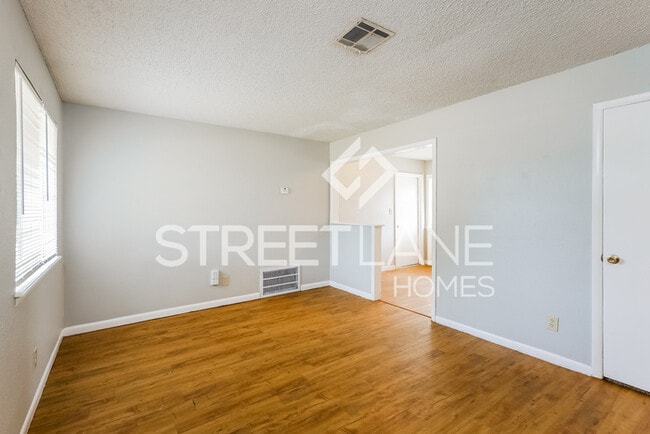 Building Photo - Charming Three Bedroom, One and Half Bath ...