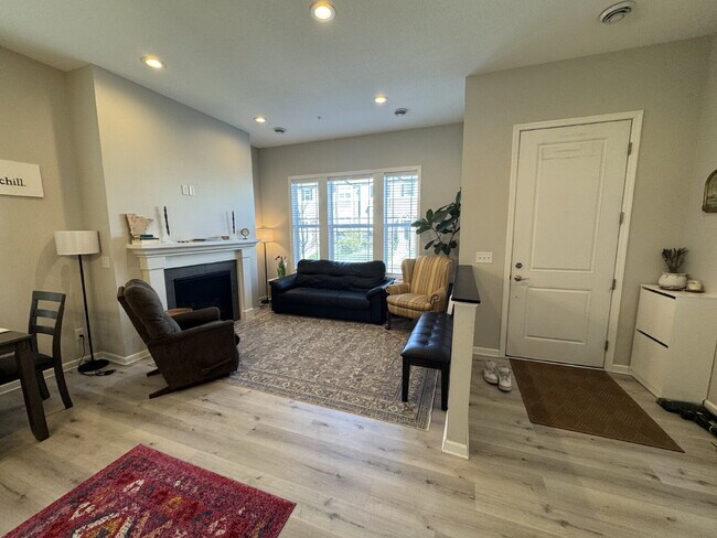 Foto del edificio - 8056 Central Park Way