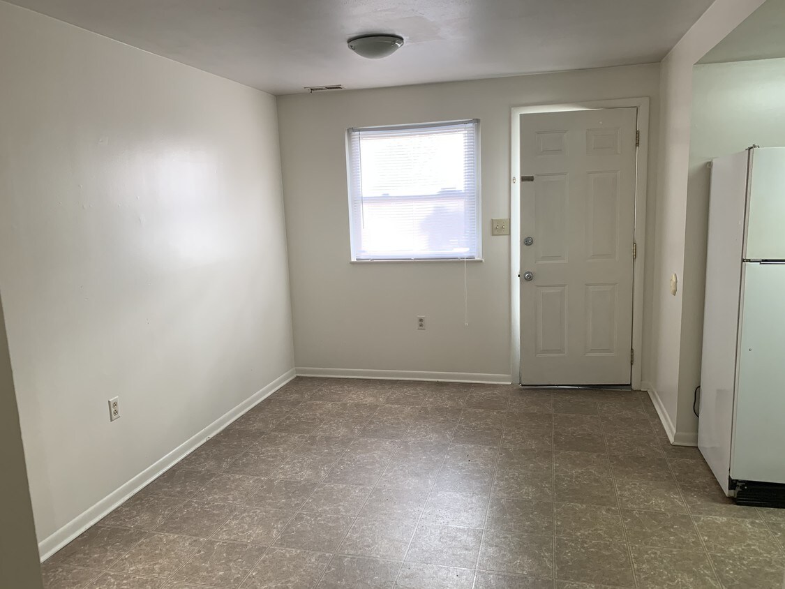 Dining - 756 W Lake Ave