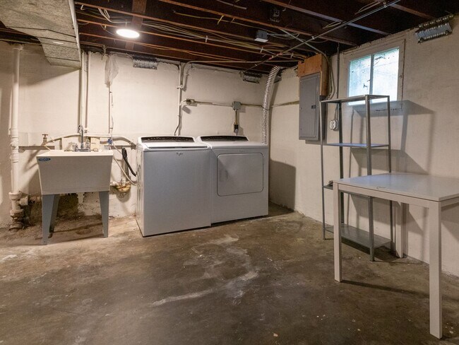 Building Photo - 5 bedroom, 2 bath in North Portland - Bois...