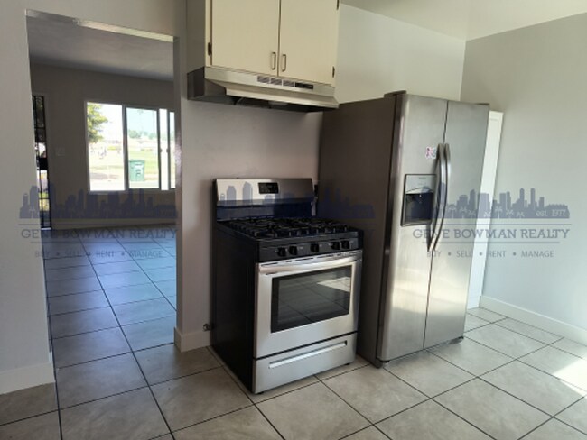 Building Photo - Fully Remodeled 3 bed 1 Bath Duplex Availa...