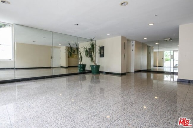 Foto del edificio - 811 S Lucerne Blvd