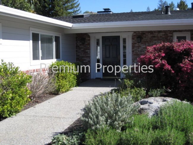 Building Photo - 3131 Roundhill Rd