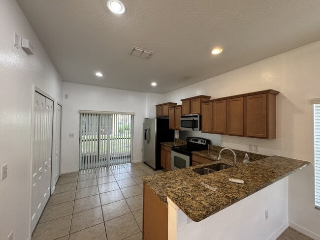 Foto del edificio - "Charming Tampa Retreat: Stylish 2-Bedroom with Granite Finishes & Guest Suite!"