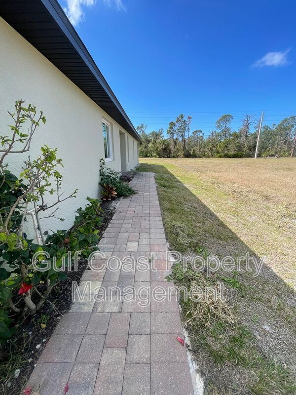 Foto del edificio - 119 Boundary Blvd