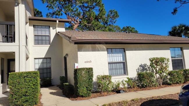 Foto del edificio - Annual UNfurnished renovated 1/1 ground floor condo in The Meadows