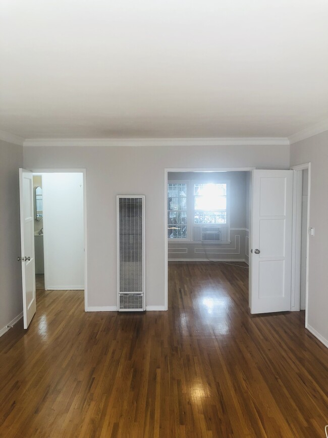Building Photo - 221 S Elm Dr