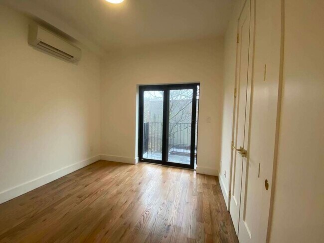 Foto del edificio - 233 Ralph Ave