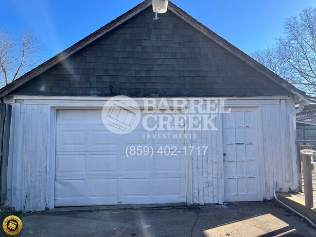 Foto del edificio - 4-Bed 1.5-Bath House + Garage & Fenced Yard