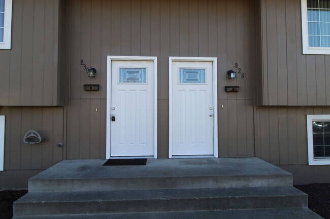 Building Photo - 828 E Gordon Ave
