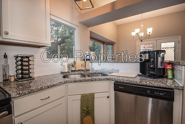 Foto del edificio - 16807 Cedar Tree Way