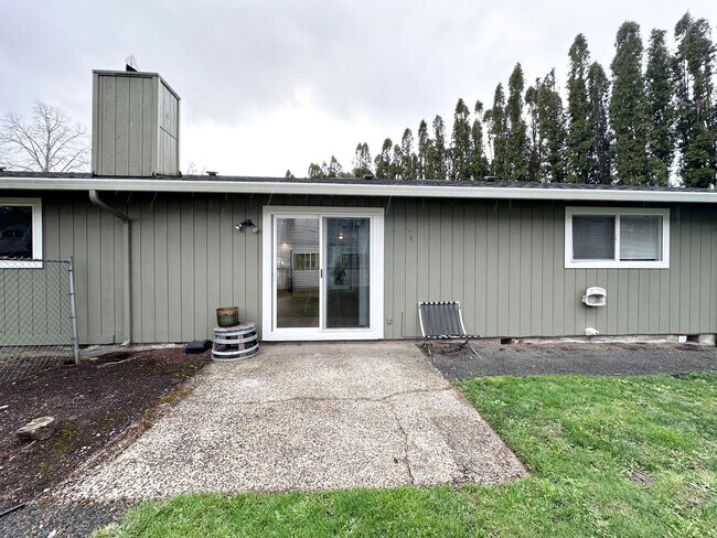 Building Photo - Troutdale Duplex w/ Private Back Yard, W/S...