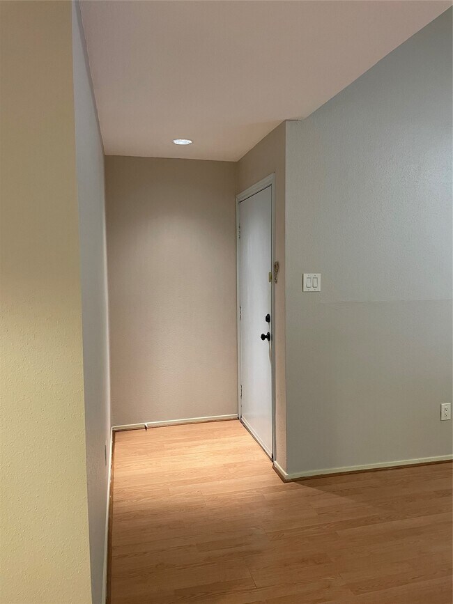 Foto del edificio - 7950 N Stadium Dr