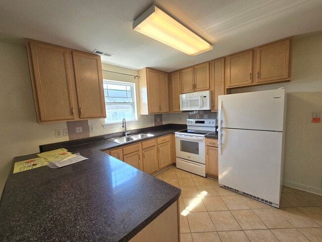 Building Photo - Minutes from Coast Guard Base, Large 2 Sto...