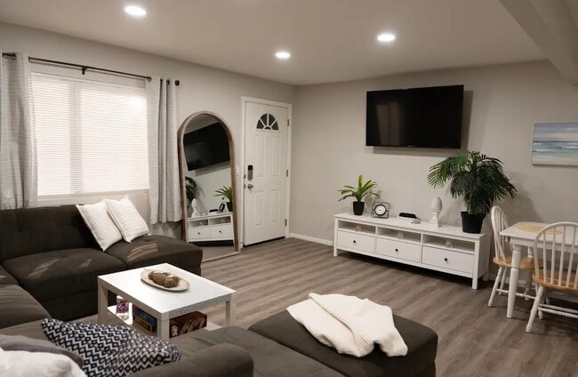 Building Photo - 6716 N Elman St