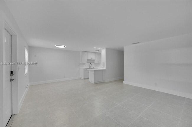 Building Photo - 808 SW 12th Ct