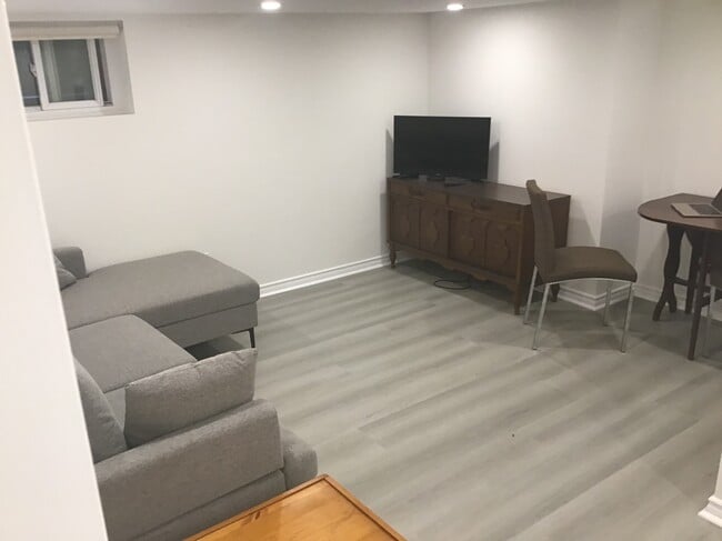Building Photo - 429 Ridelle Av