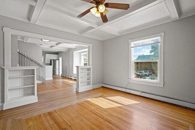 Building Photo - 975 University Ave