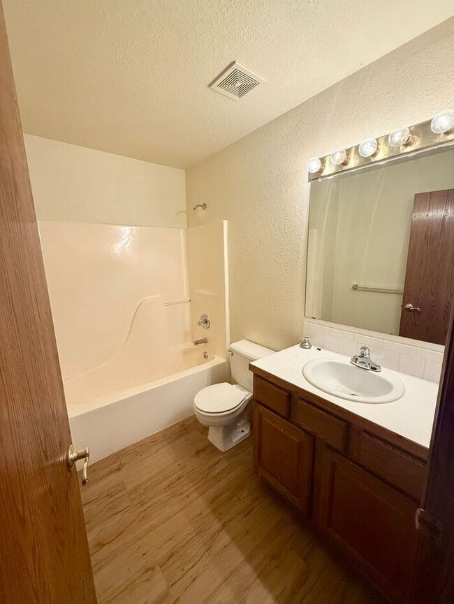 Building Photo - Beautifully Maintained 2 Bed, 2 Bath Ranch Style Townhome with 2 Car Garage in East Loveland