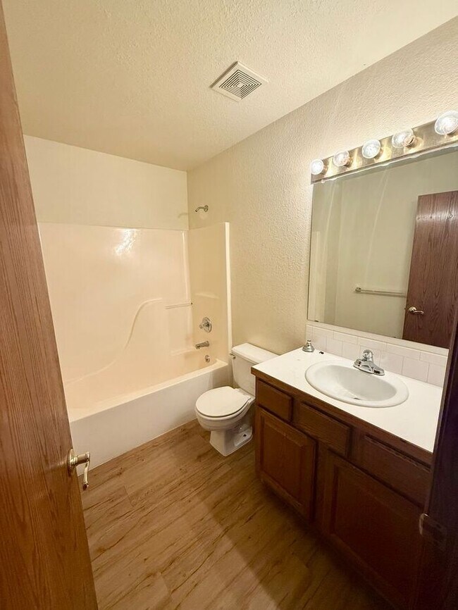 Foto del edificio - Beautifully Maintained 2 Bed, 2 Bath Ranch Style Townhome with 2 Car Garage in East Loveland