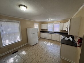 Building Photo - 111 E Screven St