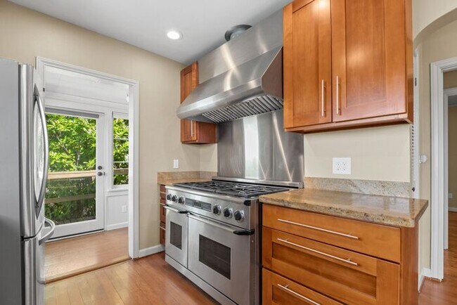 Foto del edificio - Charming Beach Drive Craftsman w/ AC and V...